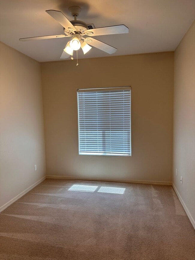 Building Photo - Modern Home - 4 bedroom - Large Yard - Variety of Fruit Trees