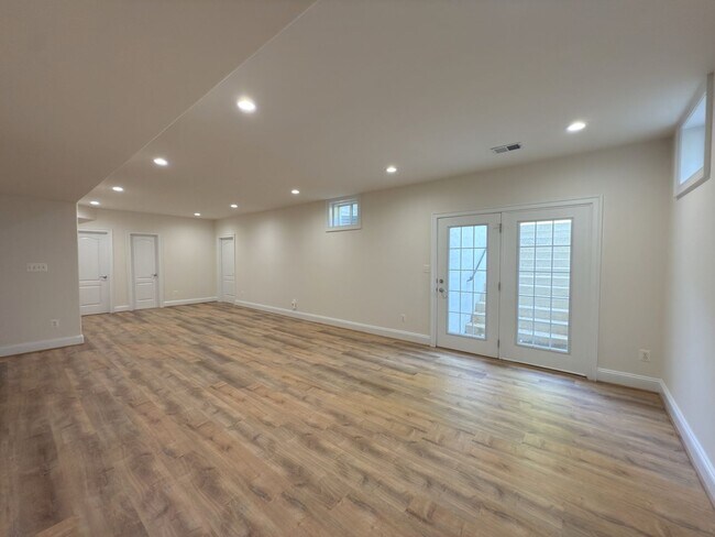 Building Photo - Spacious 4 Bed 5.5 Bath Home in Annandale,...