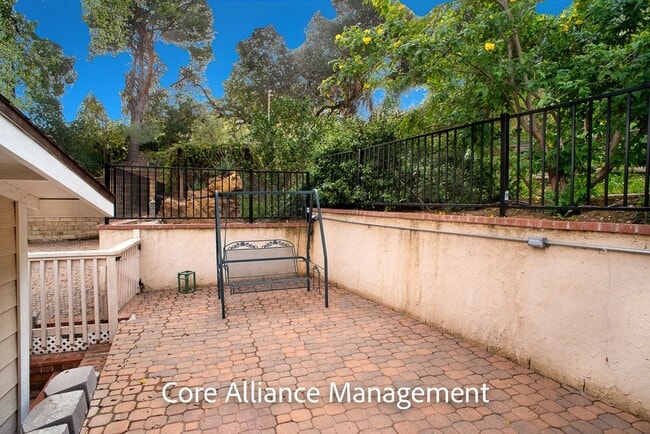 Building Photo - 9413 Farralone Ave