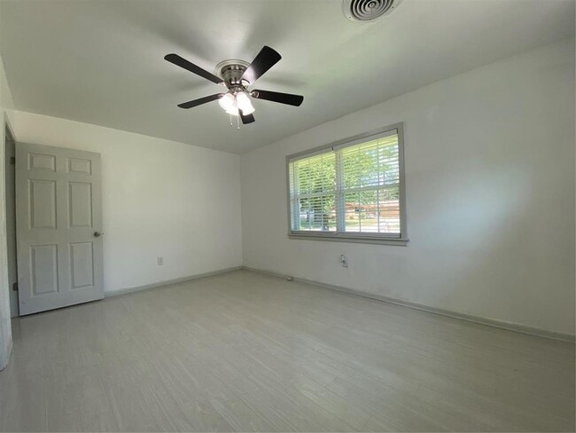 Building Photo - 608 Willow Bend Dr