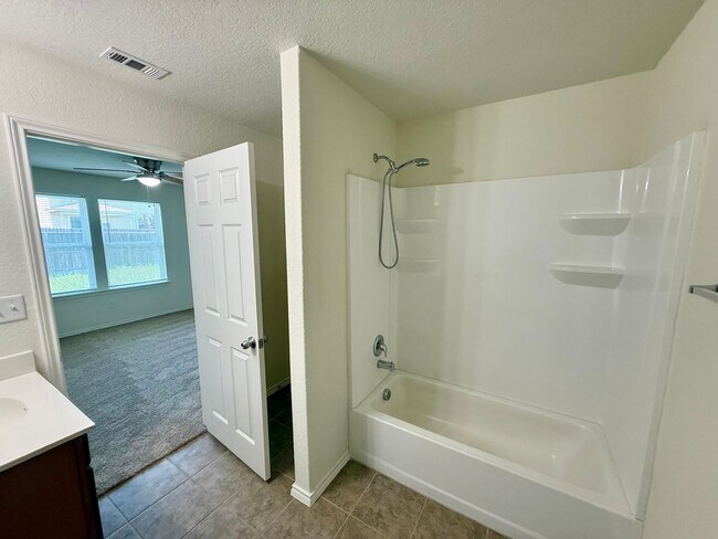 Building Photo - Beautiful 3 bedroom, 2.5 bathroom with an office in a prime New Braunfels location!