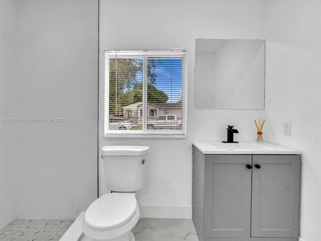 Building Photo - 3 bedroom in Miami FL 33162