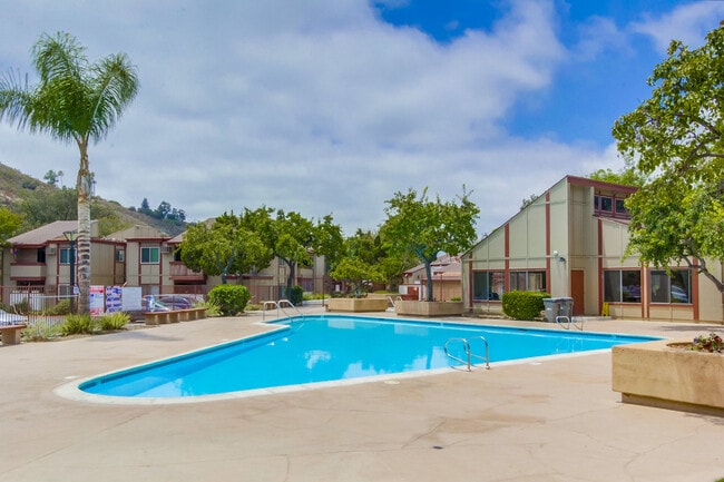 Building Photo - Spacious 3 Bedroom Condo Available for Move In May 1st