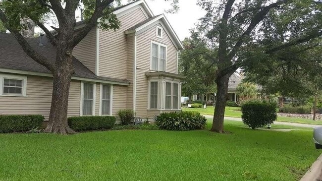 Building Photo - 316 1/2 E 7th Street Unit