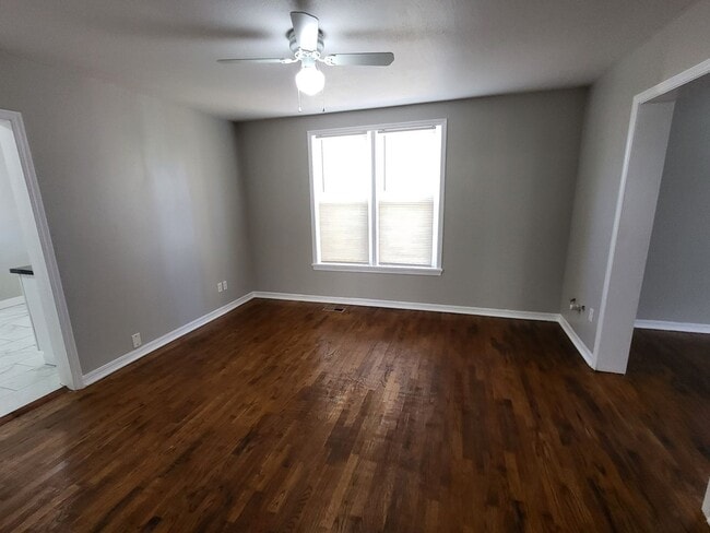 Building Photo - 3 bedroom, 1.5 bathroom house located in E...