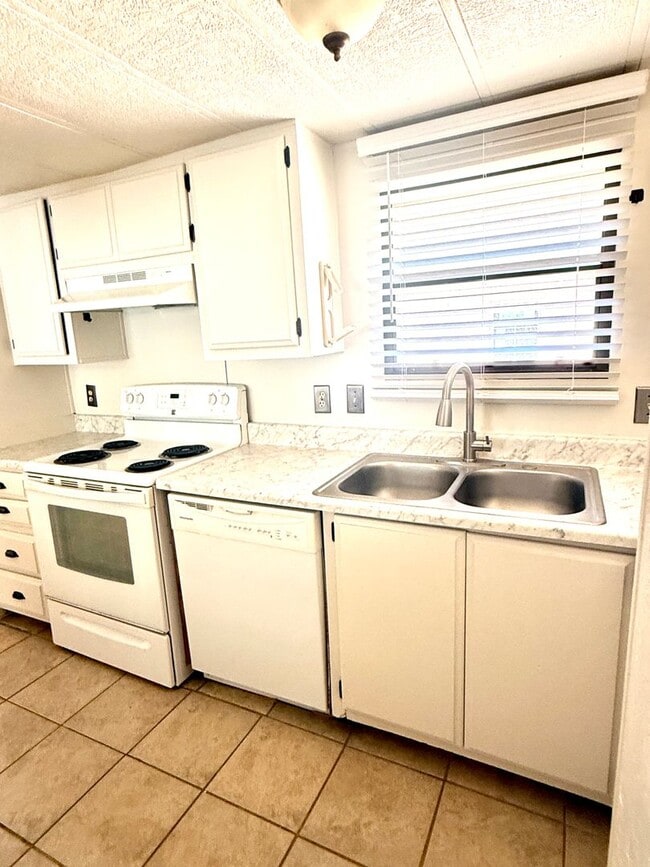 Building Photo - Beautiful Home with Quiet Location