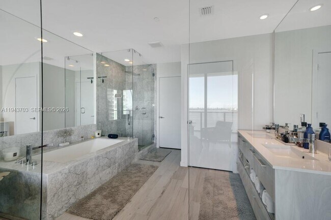 Building Photo - 480 NE 31st St