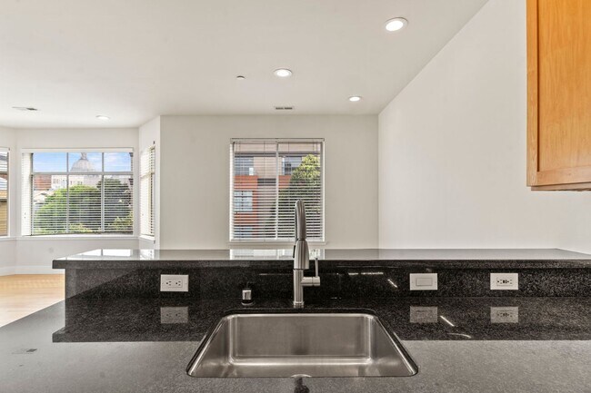 Building Photo - Lovely 2 Bed, 1.5 Bi-Level Hayes Valley Co...