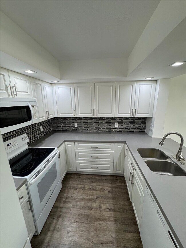 Building Photo - 1651 SW 127th Ave