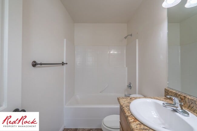 Building Photo - Conveniently located 3 Bedroom Townhome