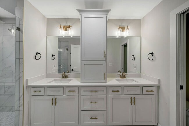 Building Photo - Modern 4 Bedroom/ 3 Bath Home in East Nash...