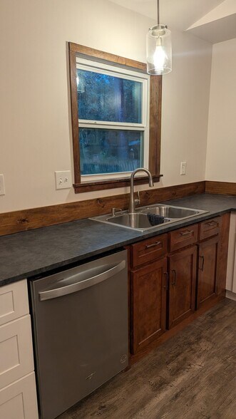 Building Photo - 1003 Crystal River