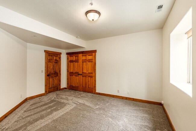 Building Photo - Freshly Renovated Deer Mountain Home for Rent NOW!