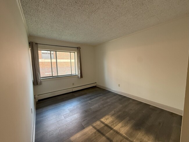 Building Photo - 813 E Kingsley St