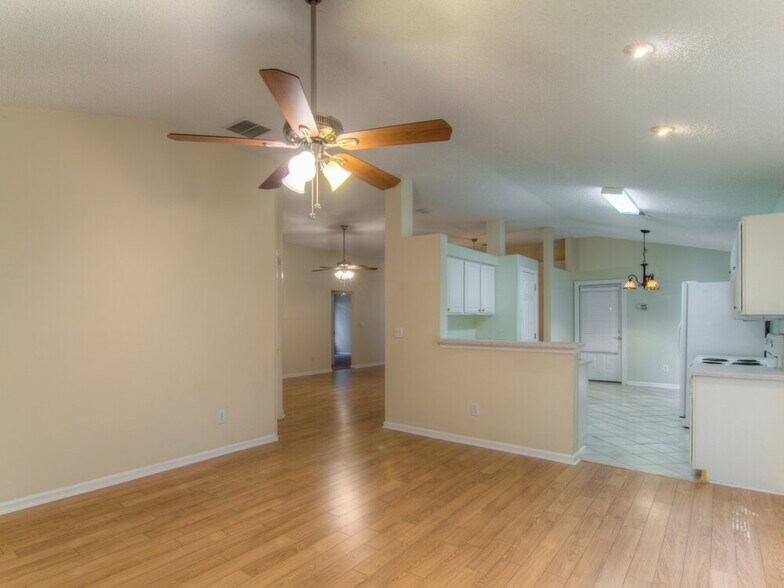 Building Photo - 1588 Glen View St