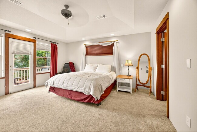 Building Photo - 1719 Lithia Way