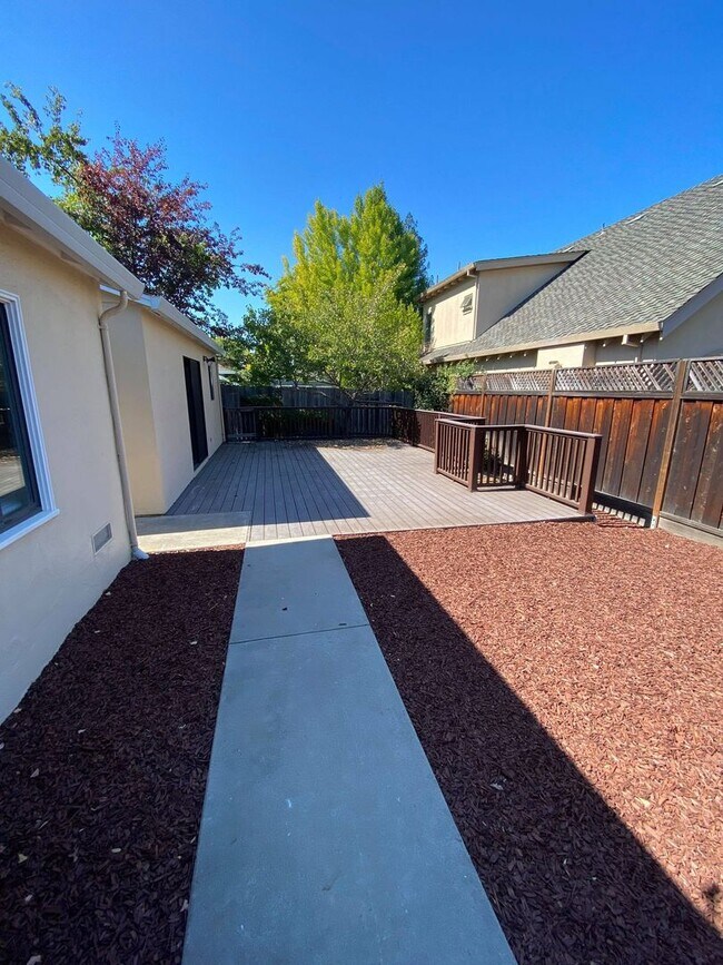 Building Photo - Spacious West Menlo Park Home for Rent