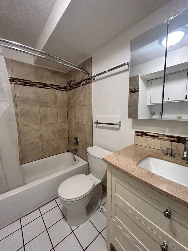 Building Photo - 2-Bed/1.5-Bath Longmont Townhome