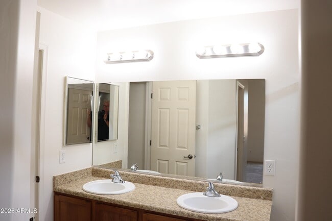 Building Photo - 984 Marchbanks Dr