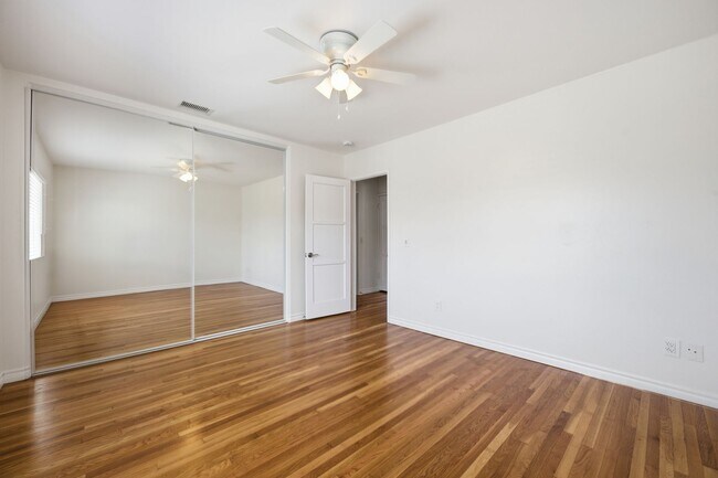 Building Photo - Spacious private backyard!