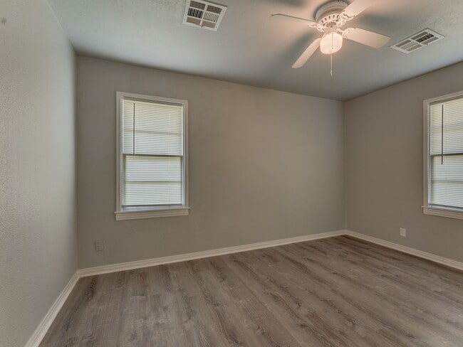 Building Photo - 3 Bedroom 1 Bath Home in Shawnee!