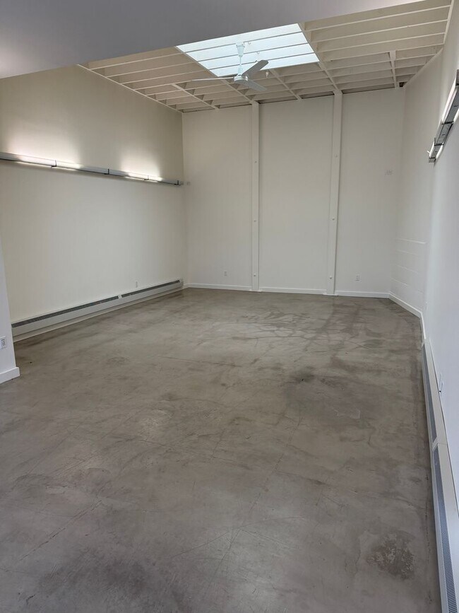 Building Photo - Bright Live-Work Studio & Tall Ceilings on Adeline in Oakland