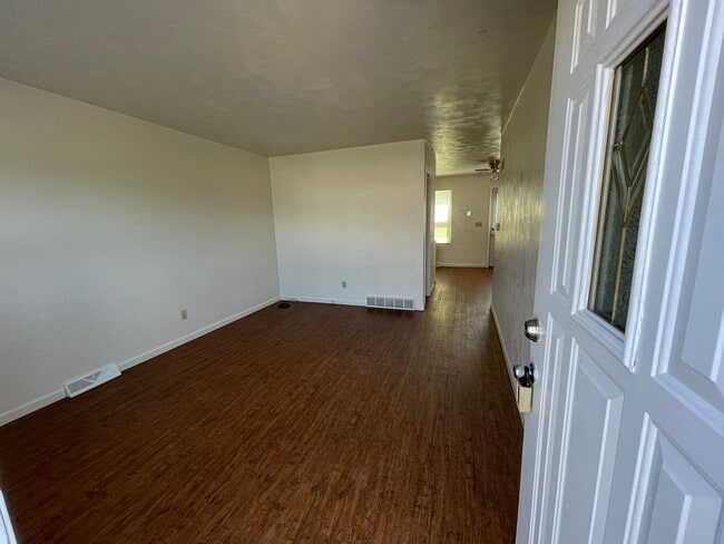 Building Photo - 2 BR townhouse with basement and off street parking