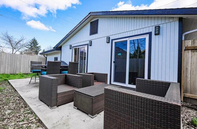 Building Photo - 4541 NE 19th Ave