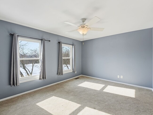 Building Photo - Perfectly situated in the highly sought-after Ponds of Centreville community!