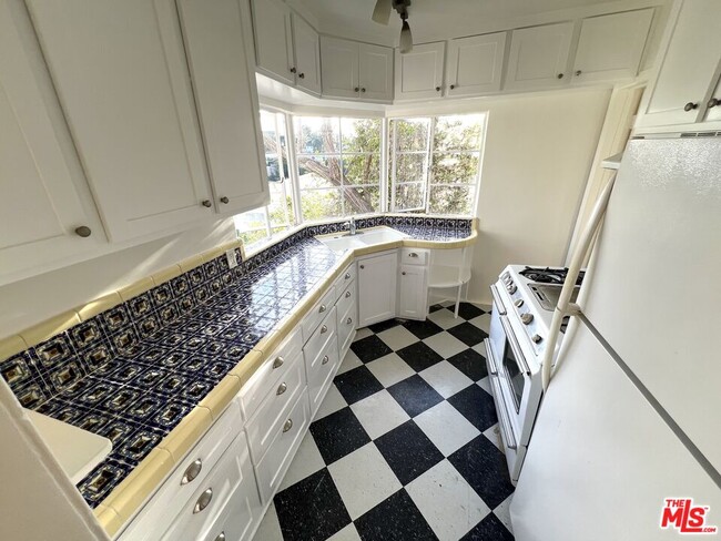 Building Photo - 2185 BROADVIEW Ter