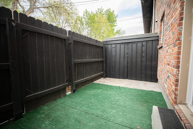 Building Photo - 905 N Mercer St