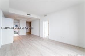 Building Photo - 1 br, 2 bath Condo - 45 SW 9th St Apt 4205