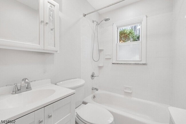 Building Photo - 83 Chestnut Hill Dr W