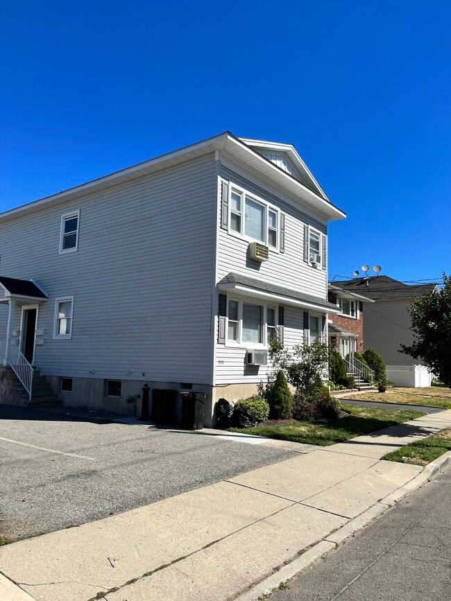 Building Photo - 333 Semel Ave