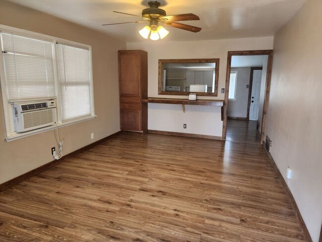 Building Photo - Close to schools and shopping