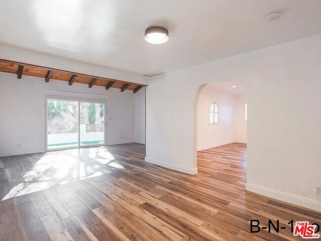 Building Photo - 923 N Stanley Ave
