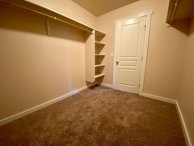 Building Photo - Lovely 4 Bedroom (+ Large bonus room) in B...