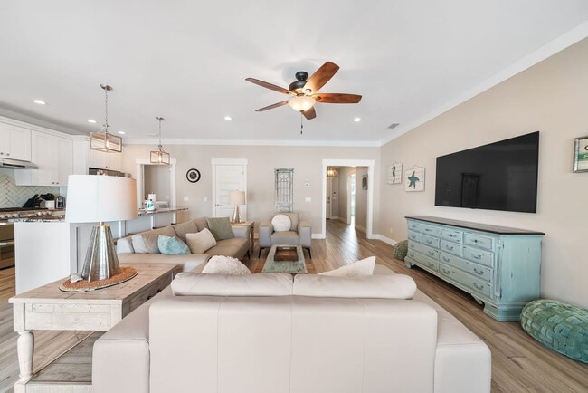 Building Photo - 121 Christmas Tree Ln