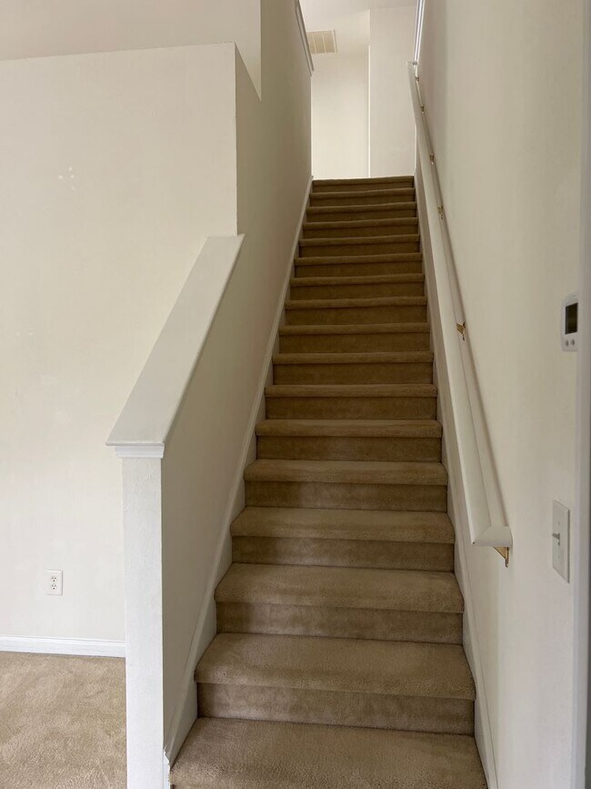 Building Photo - Gorgeous 3 Bedroom townhome in Carolina Fo...
