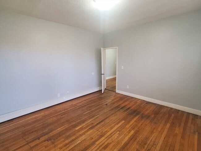 Building Photo - 10 Abbotsford St