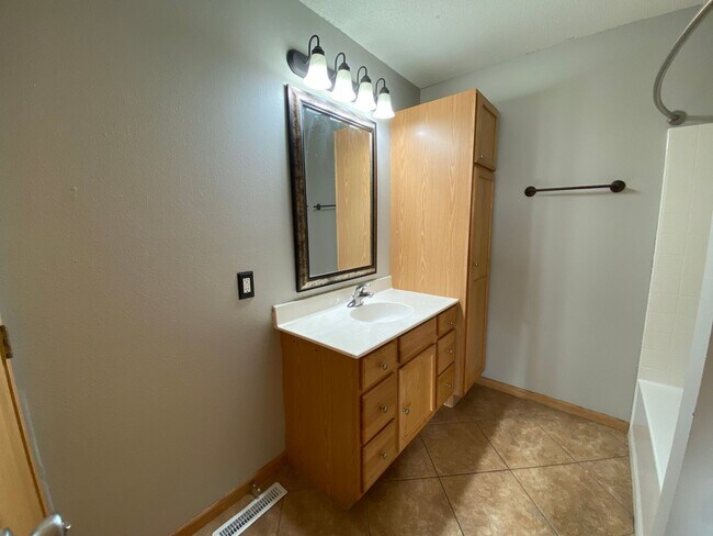Building Photo - 3 Bedroom Twinhome near the New Sandford Hospital!!