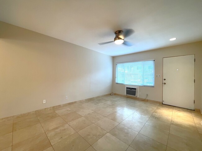 Building Photo - AVAILABLE NOW! 1 Bed 1 Bath FIRST FLOOR Ap...