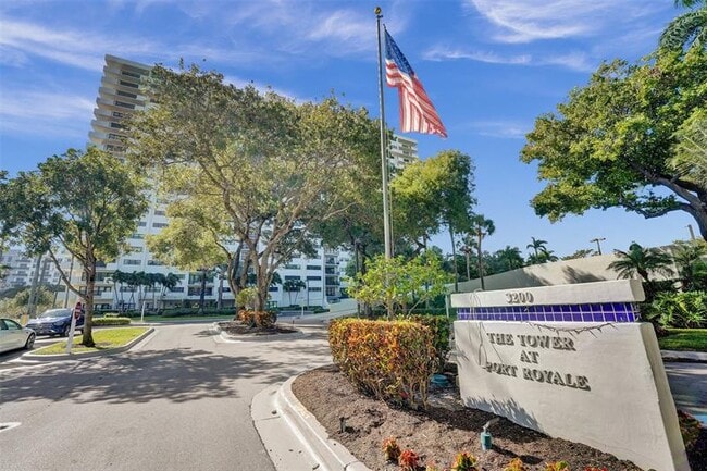 Building Photo - 3200 Port Royale Dr N