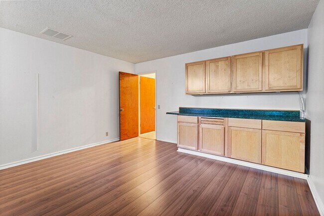 Building Photo - Spacious Home ! Huge living room, 2nd family room, kitchen nook and extra room off kitchen. Large...