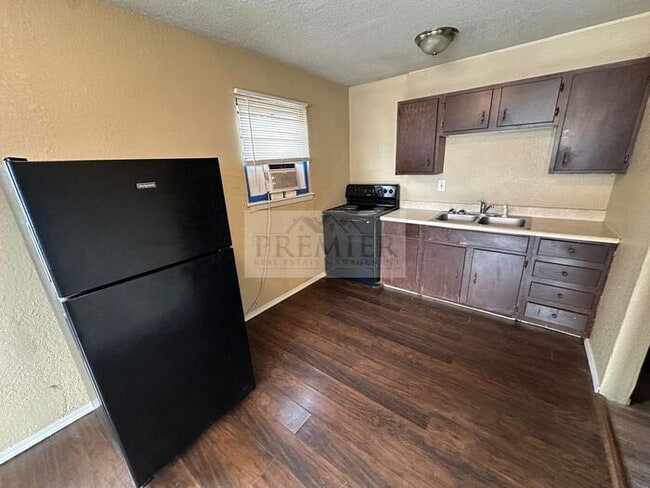 Building Photo - 4818 Woodend Ave