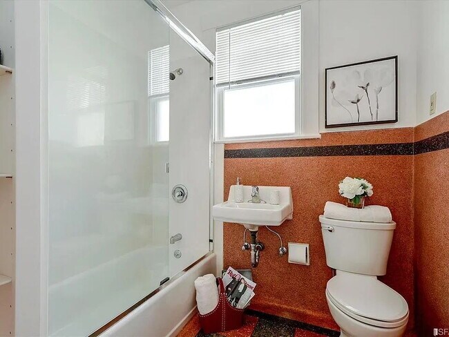 Building Photo - "Charming 2-Bed Sanctuary in San Francisco – Cozy 900 Sq Ft Retreat!"