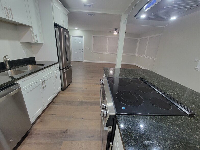 Building Photo - 611 Tanglewood St