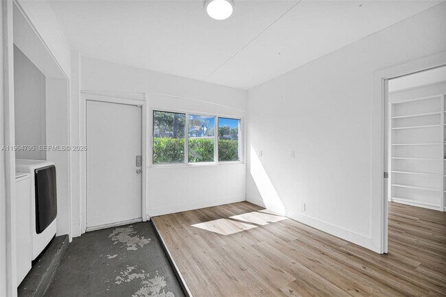 Building Photo - 820 E Cypress Ln