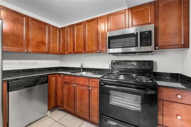 Building Photo - 3401 N Country Club Dr