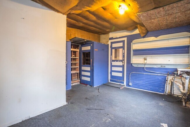 Building Photo - Spacious 3 bedroom 1 bath